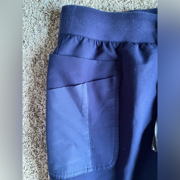 FIGS Navy Jogger Scrub Pants Women's  - Picture 6 of 7